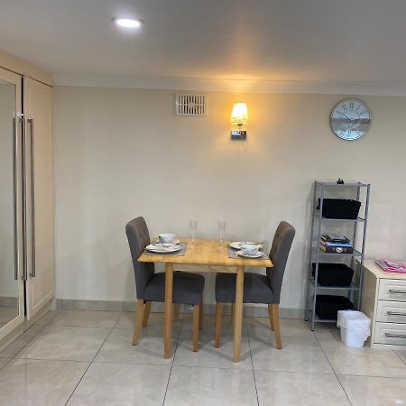 Studio Flat Gants Hill With Free Parking Редбридж Экстерьер фото