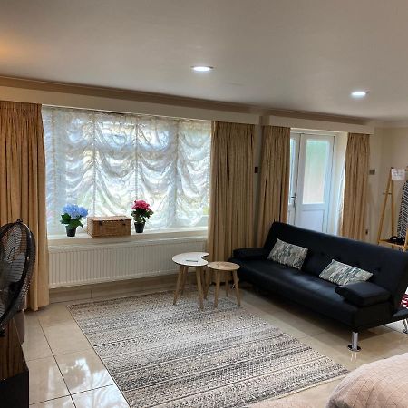 Studio Flat Gants Hill With Free Parking Редбридж Экстерьер фото