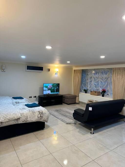 Studio Flat Gants Hill With Free Parking Редбридж Экстерьер фото