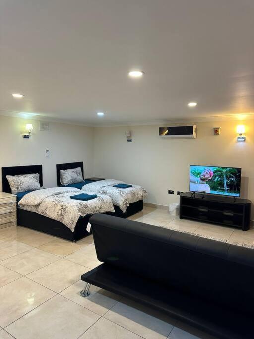 Studio Flat Gants Hill With Free Parking Редбридж Экстерьер фото