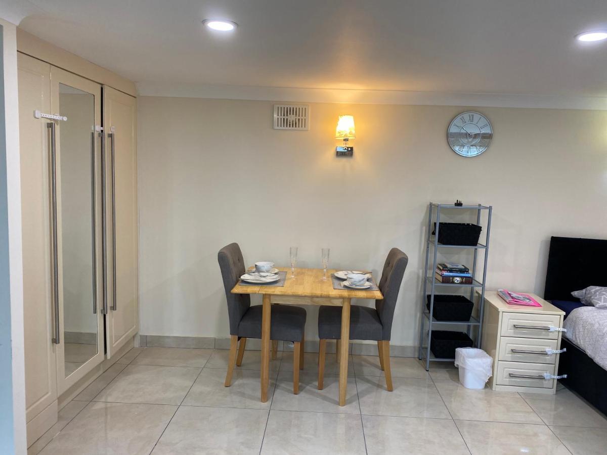 Studio Flat Gants Hill With Free Parking Редбридж Экстерьер фото