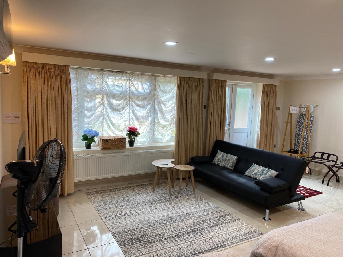 Studio Flat Gants Hill With Free Parking Редбридж Экстерьер фото