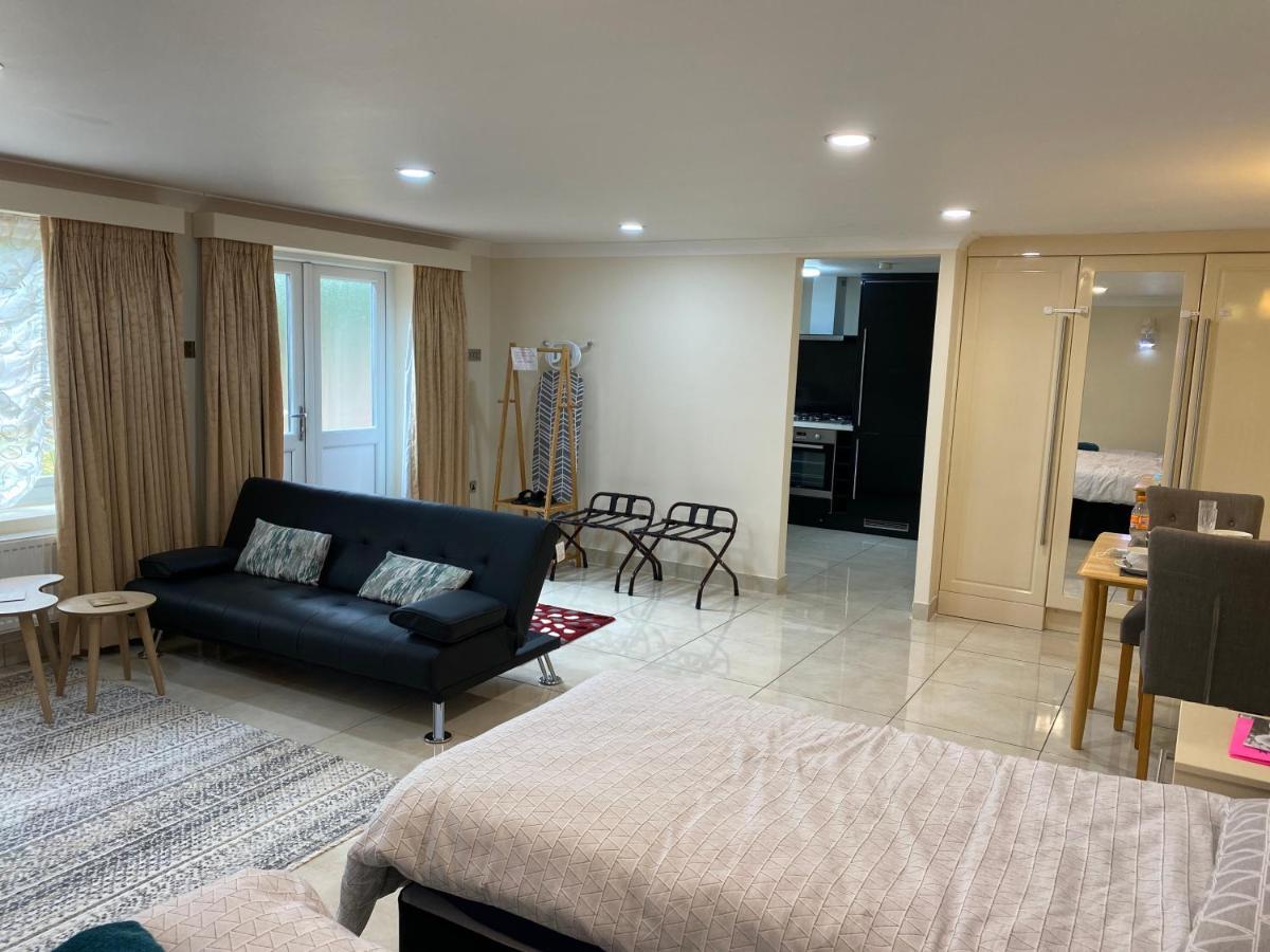Studio Flat Gants Hill With Free Parking Редбридж Экстерьер фото