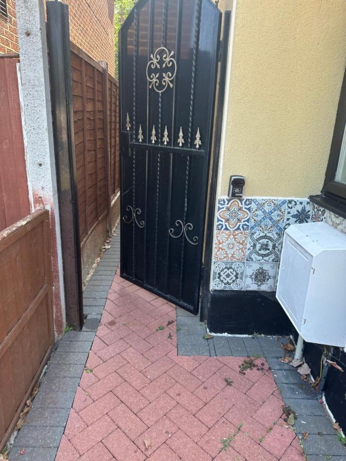 Studio Flat Gants Hill With Free Parking Редбридж Экстерьер фото