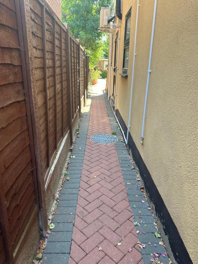 Studio Flat Gants Hill With Free Parking Редбридж Экстерьер фото